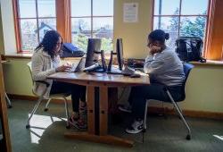 两个学生坐在电脑前