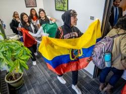学生们举着来自拉丁美洲国家的旗帜.