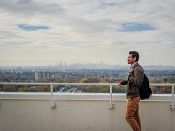 研究生站在CELS的绿色屋顶上，俯瞰纽约市的天际线.