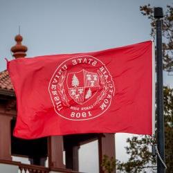 科尔大厅外十大博彩推荐排名州立大学的校旗.
